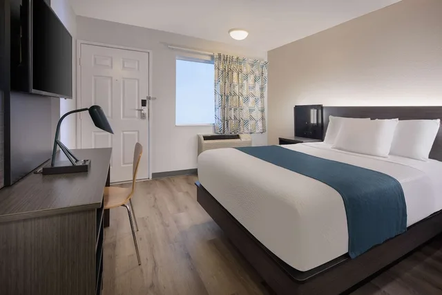 Standard, Queen Bed, Motel6 Woodland, CA - Sacramento Airport 5/8