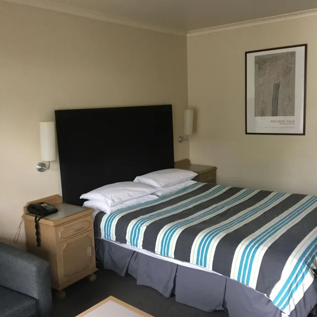 غرفة بسرير كينج وسرير كوين بجاكوزي، Best Western the Tudor Box Hill 3/8