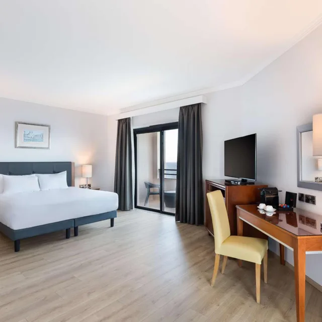 جناح سوبيريور بسرير مزدوج بإطلالة على البحر بشرفة، Radisson Blu Resort Malta St Julians 1/9