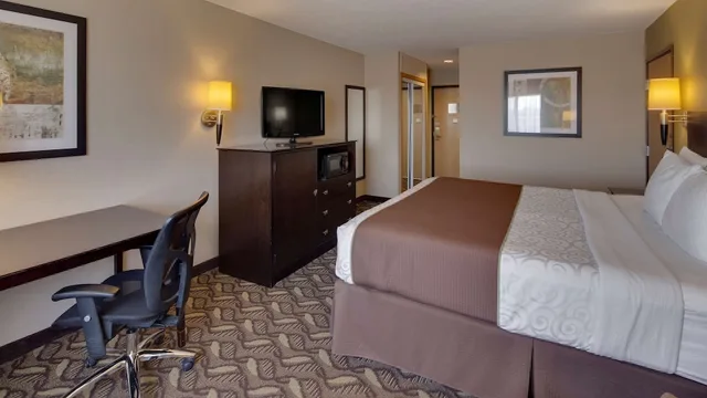 غرفة قياسية بسرير كينج لذوي الإعاقة، Best Western Pontiac Inn 4/6