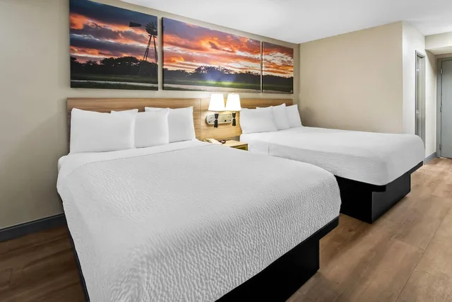 غرفة قياسية بسريرين كوين، Days Inn & Suites by Wyndham DeSoto 5/8
