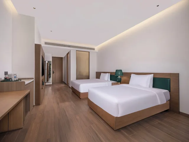 غرفة قياسية بسريرين مزدوجين بإطلالة على البحر بشرفة، Holiday Inn Resort Wanning Shenzhou Peninsula by IHG 2/4