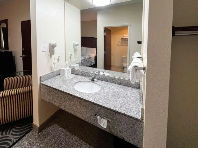 غرفة بسرير كينج، Executive Inn & Suites Breaux Bridge, LA 4/6