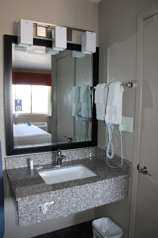 غرفة قياسية بسرير كينج، Economy Suites Springfield - I-44 4/4