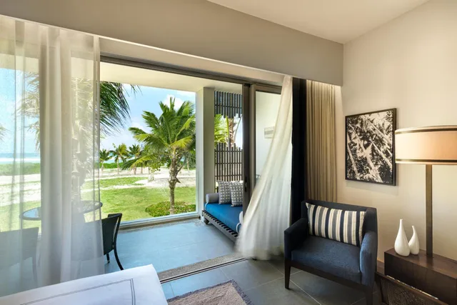Deluxe Beach Access, Constance Le Chaland 2/7
