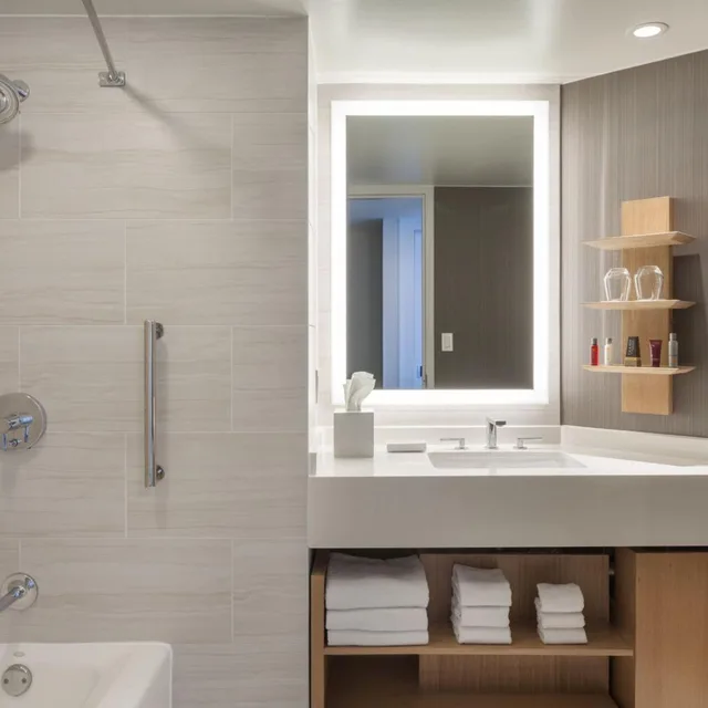 Room, King Bed, Bathtub, Accessible, Tampa Marriott Water Street 4/5