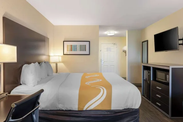 جناح بسرير كينج مع أريكة بحوض جاكوزي بحوض استحمام، Quality Inn & Suites Camarillo-Oxnard 1/6