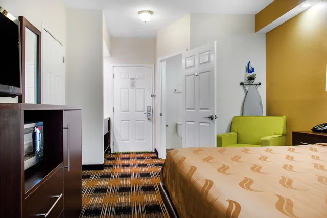 جناح بسرير كينج مع أريكة لذوي الإعاقة، Quality Inn Pooler - Savannah I-95 2/10