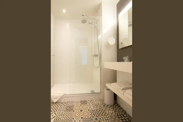 غرفة ثلاثية، Hotel La Regence 9/9