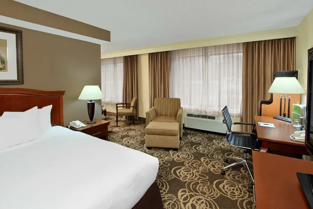 جناح جونيور بسرير كينج مع أريكة، Doubletree By Hilton Mahwah 2/3