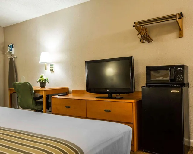 غرفة بسرير كينج للمدخنين، Econo Lodge Inn & Suites at Fort Moore 3/4