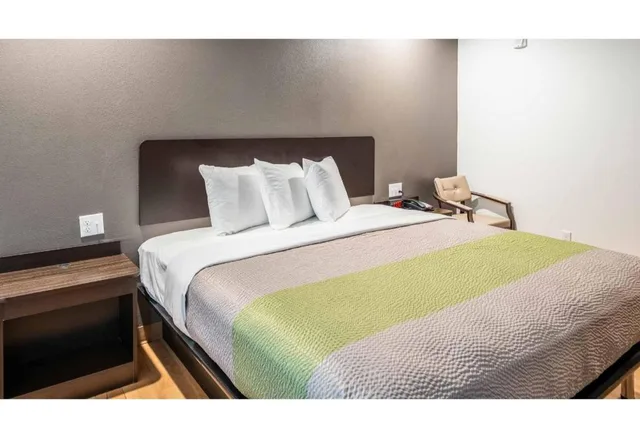 غرفة بسرير كينج بمطبخ لذوي الإعاقة، Studio6 Lake Charles, LA 8/10