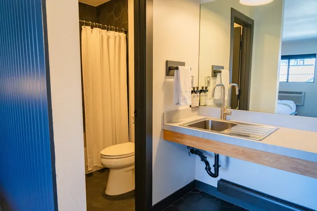 Catwalk, 2 Queen and Twin Beds، Gravity Haus Winter Park 5/5