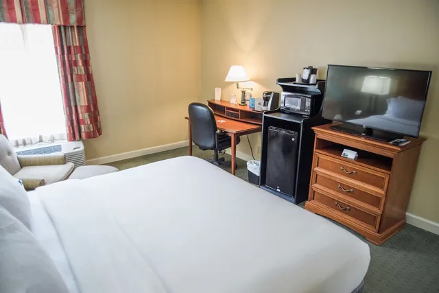 غرفة قياسية بسرير كينج، Holiday Inn Express Hotel Suites Conover Hickory Area 1/3