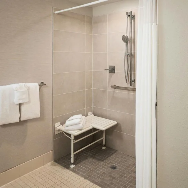 غرفة مفردة بحوض استحمام لذوي الإعاقة، Courtyard by Marriott St. Petersburg Downtown 6/6