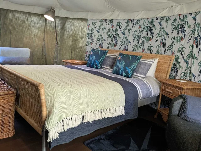 tent, shared bathroom, The Little Hide - Grown Up Glamping 5/10