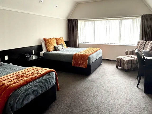 غرفة سوبيريور ثلاثية بسرير كوين وسرير فردي، Ascot Park Hotel 1/1