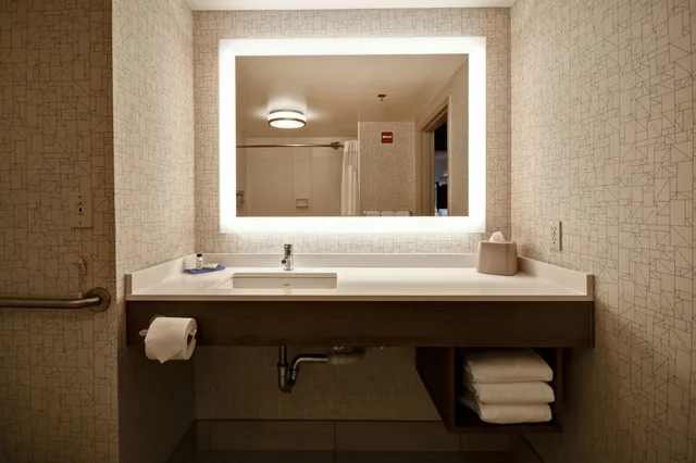 جناح بسرير كينج بغرفة نوم واحدة مع أريكة بمطبخ صغير، Holiday Inn Express Newport North - Middletown 4/7