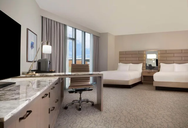 جناح جونيور بسريرين كوين مع أريكة بحوض استحمام لذوي الإعاقة، Hilton West Palm Beach 2/7
