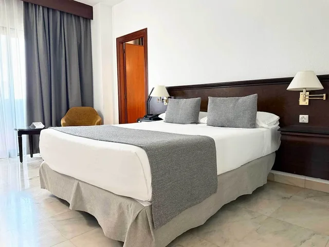 2 Bedrooms, Junior Suite, Single, Queen and Twin Beds, Hotel Turia 1/4