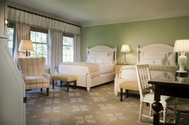 غرفة بسريرين مزدوجين لذوي الإعاقة، Omni Bedford Springs Resort 4/9