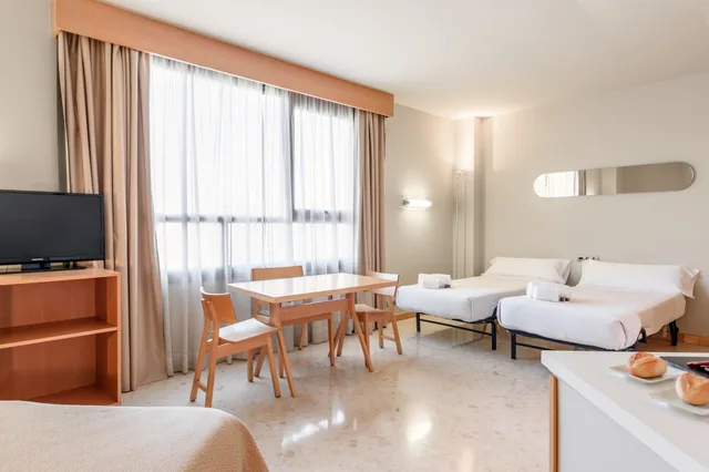 غرفة ثلاثية بثلاثة أسرّة، APARTAHOTEL EXE CAMPUS SAN MAMES 5/10