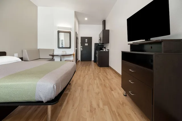 غرفة ديلوكس بسرير كينج، Motel6 Corpus Christi, TX 1/5