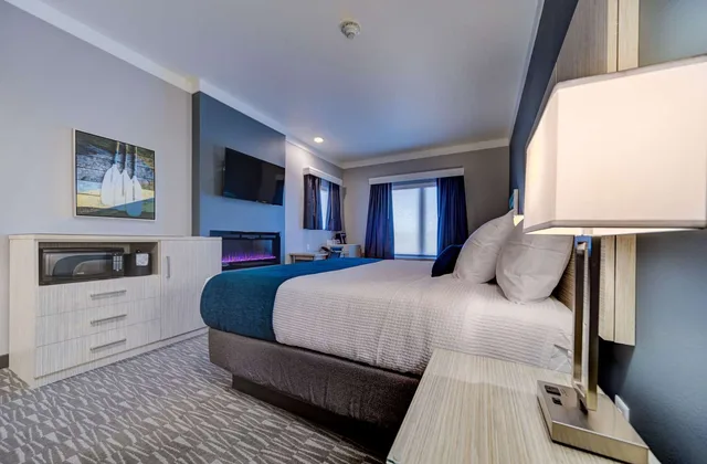غرفة بسرير كينج بإطلالة على الجبل مع أريكة، Hotel Peppertree Bend, BW Premier Collection 3/7