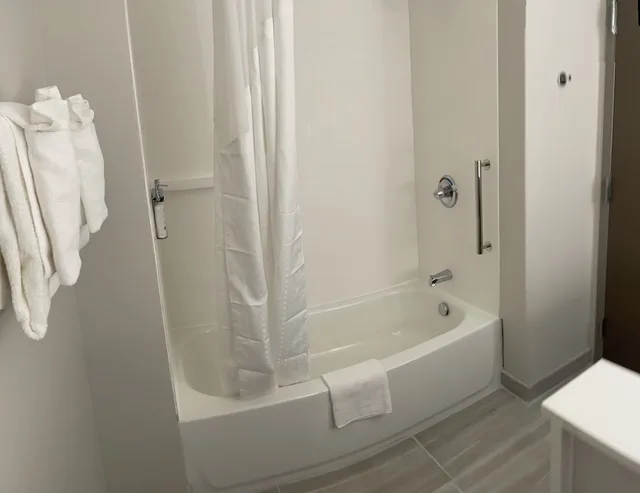 جناح بسرير كينج مع أريكة بحوض استحمام لذوي الإعاقة، Holiday Inn Express & Suites Muskegon - Grand Haven, an IHG Hotel 3/3