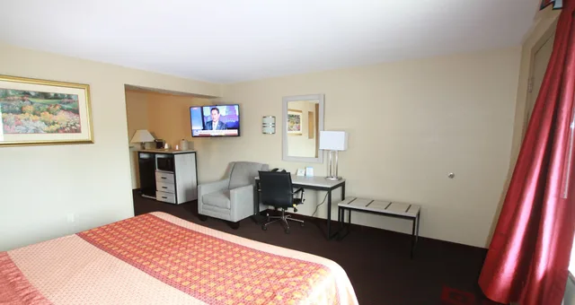 Executive, Suite, King Bed, Sofa, Hot Tub, Travel Inn and Suites Flemington 4/9