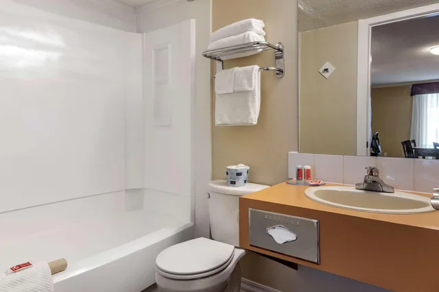 جناح بسريرين كوين، Econo Lodge Inn & Suites Kelowna 4/5