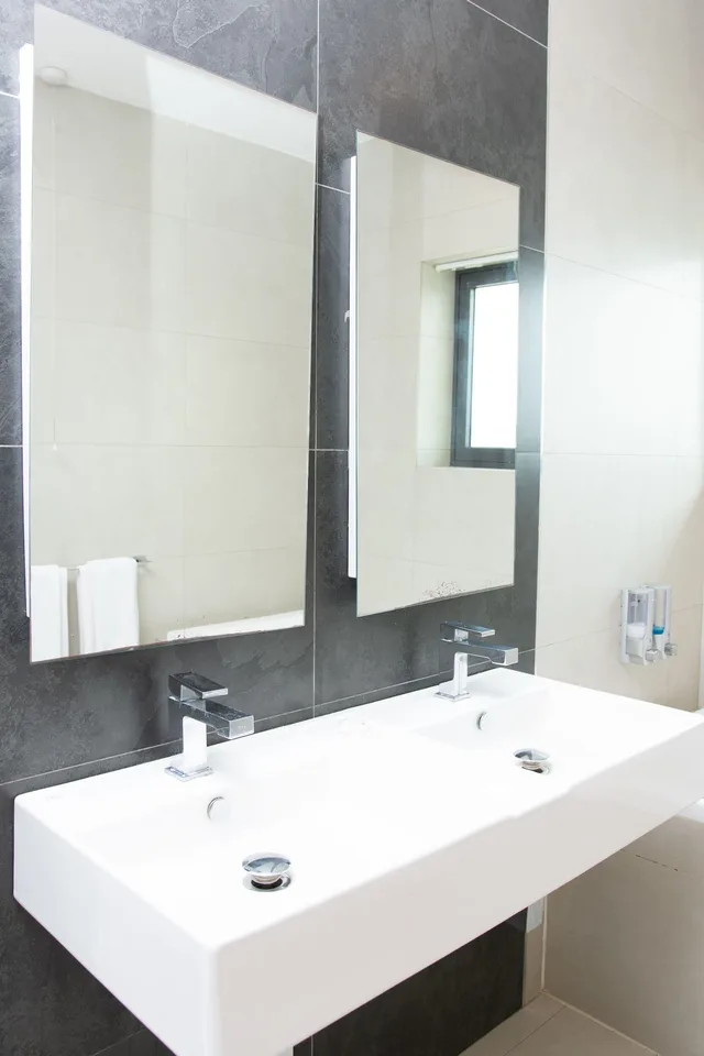 جناح تنفيذي بسرير كينج وسرير كوين بإطلالة على البحر، English Point Marina Hotel 3/3