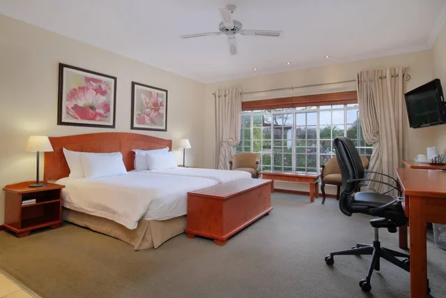 غرفة بسريرين منفصلين بإطلالة على الحديقة، Protea Hotel By Marriott Polokwane Ranch Resort 8/10