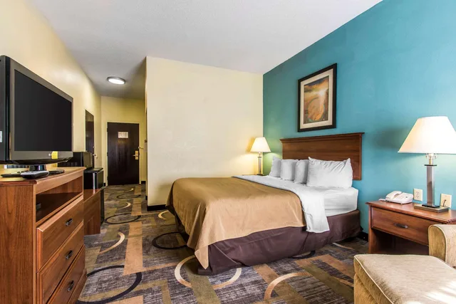 غرفة بسرير كوين، Baymont by Wyndham Memphis I-40 1/1
