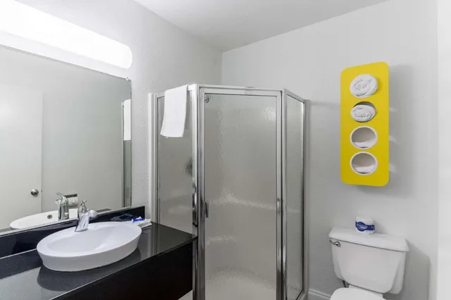 2 Full Beds Smoking, Micfridge، Motel6 Pensacola, FL - West 6/9