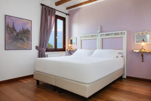 غرفة كلاسيكية بسرير كوين بإطلالة على البحيرة، Boutique Hotel Villa Sostaga 3/10