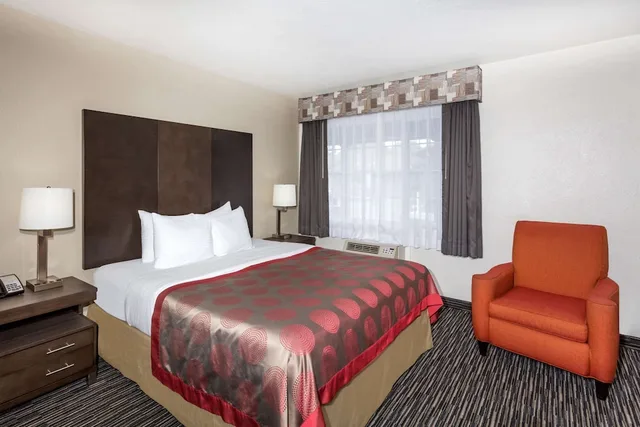 غرفة قياسية بسرير كينج، Ramada By Wyndham Monterey 2/3
