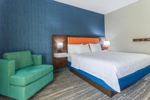 غرفة بسرير كينج لذوي الإعاقة، Hampton Inn Sioux Falls 1/3