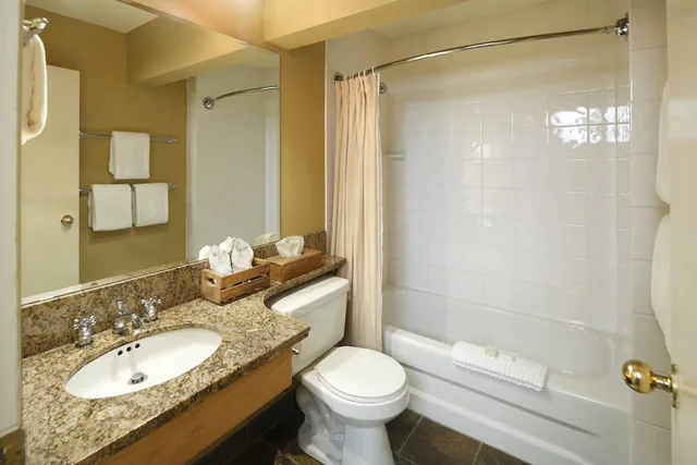 Lodge Queen، Emerald Lake Lodge 2/2