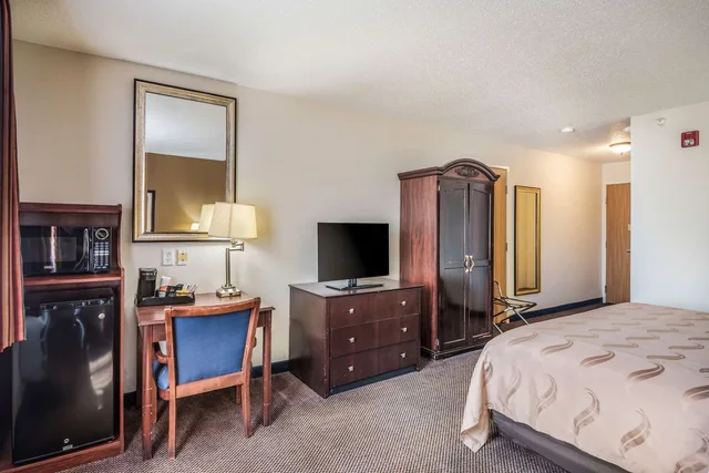 غرفة بسرير كينج لذوي الإعاقة، Quality Inn & Suites Eldridge Davenport North 1/5