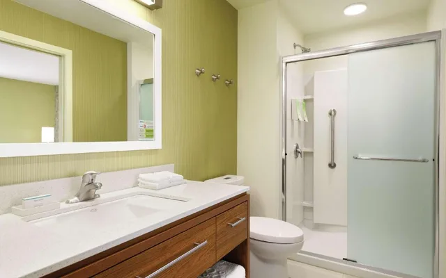 جناح بسرير كينج بغرفة نوم واحدة مع أريكة، Home2 Suites St Louis Central West End Forest Park 2/3