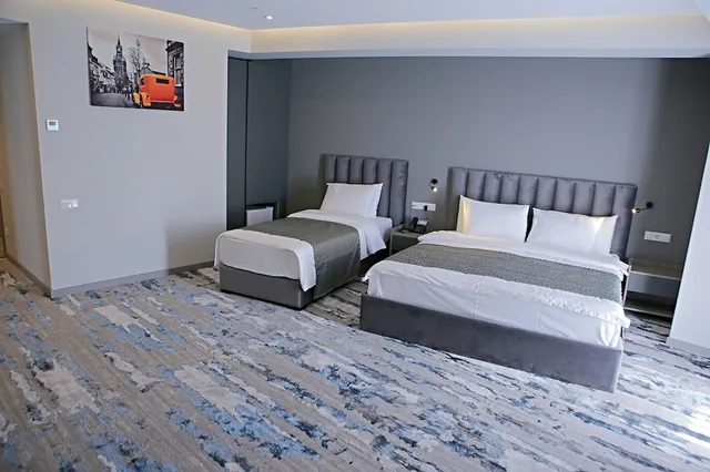 غرفة قياسية ثلاثية بسرير كينج وسرير فردي بشرفة، Hotel Address 9D 2/4