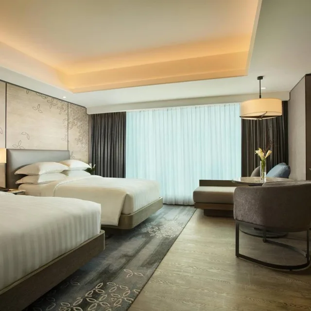 غرفة بسريرين مزدوجين بإطلالة على المسبح مع دخول صالة النادي، YOGYAKARTA MARRIOTT HOTEL 3/7
