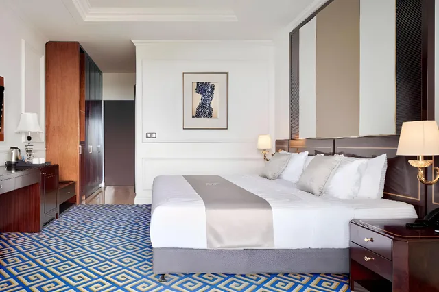 غرفة بريميير بسرير كينج بإطلالة على البحر، Goldone Hotel And Suites 1/2