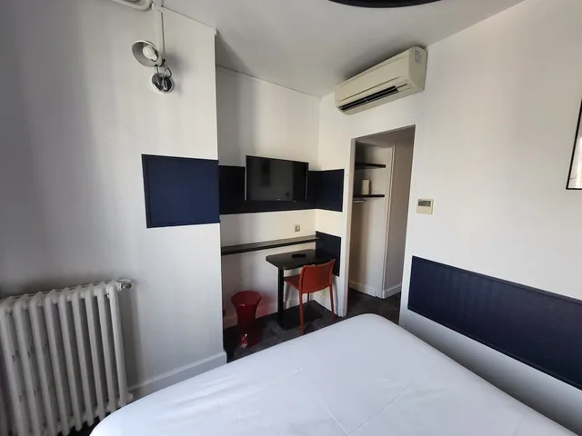 Room, Queen Bed, Accueil Hotel Paris Pigalle Montmartre 4/10