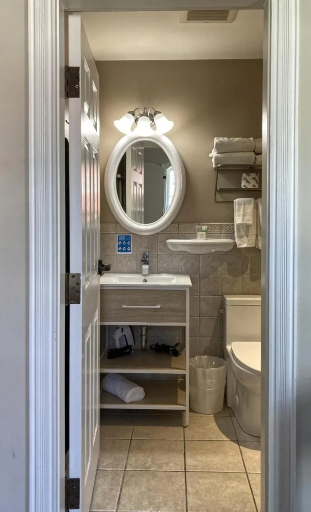 جناح بسرير كوين، Lunenburg Arms Hotel 2/2