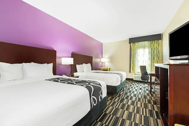 غرفة بسريرين كوين، La Quinta Inn & Suites by Wyndham Bridge City 1/2