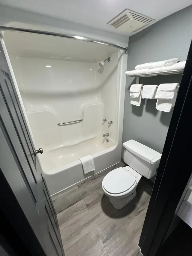 غرفة بسرير كينج للمدخنين، Econo Lodge Kennett 5/5
