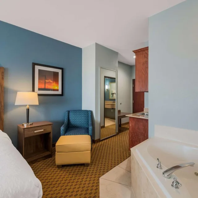غرفة بسرير كينج بجاكوزي، Best Western South Plains Inn & Suites 4/9