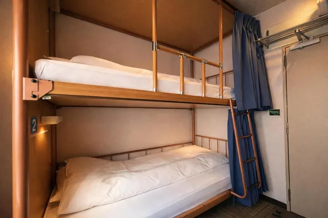غرفة بسريرين منفصلين وسرير بطابقين بحمام مشترك، Sakura Hotel Jimbocho 1/3